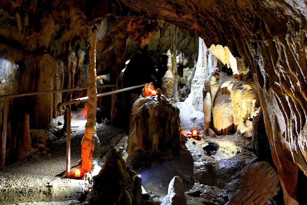 Geheimnisumwitterte Orte in NRW: die Dechenhöhle