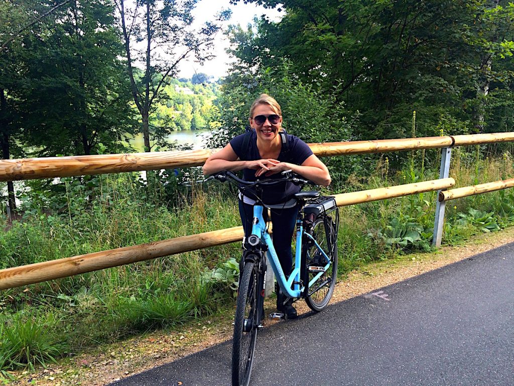Reiseexptertin Antje Zimmermann fährt Rad in der Eifel