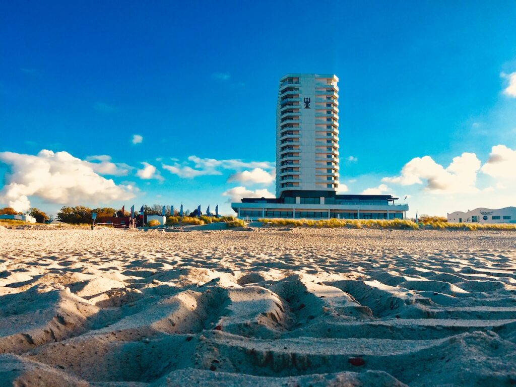 Küstenstädte in Deutschland bieten besondere Übernachtungsmöglichkeiten. Hier das Hotel Neptun in Warnemünde.