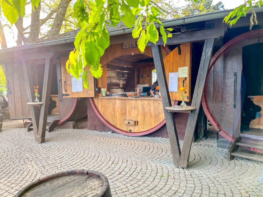 Im Rheingau gibt es 22 Weinprobierstände, die die örtlichen Weine ausschenken, auf dem Foto ist der Weinprobierstand in Hattenheim zu sehen