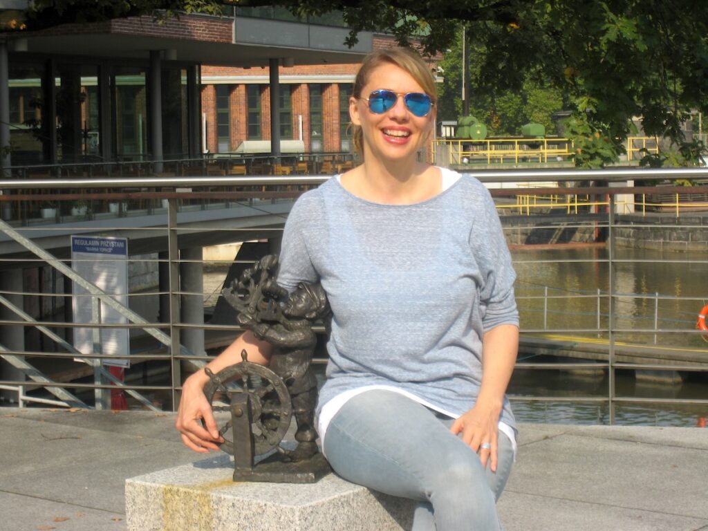 Reiseexpertin Antje Zimmermann mit Zwerg in Breslau