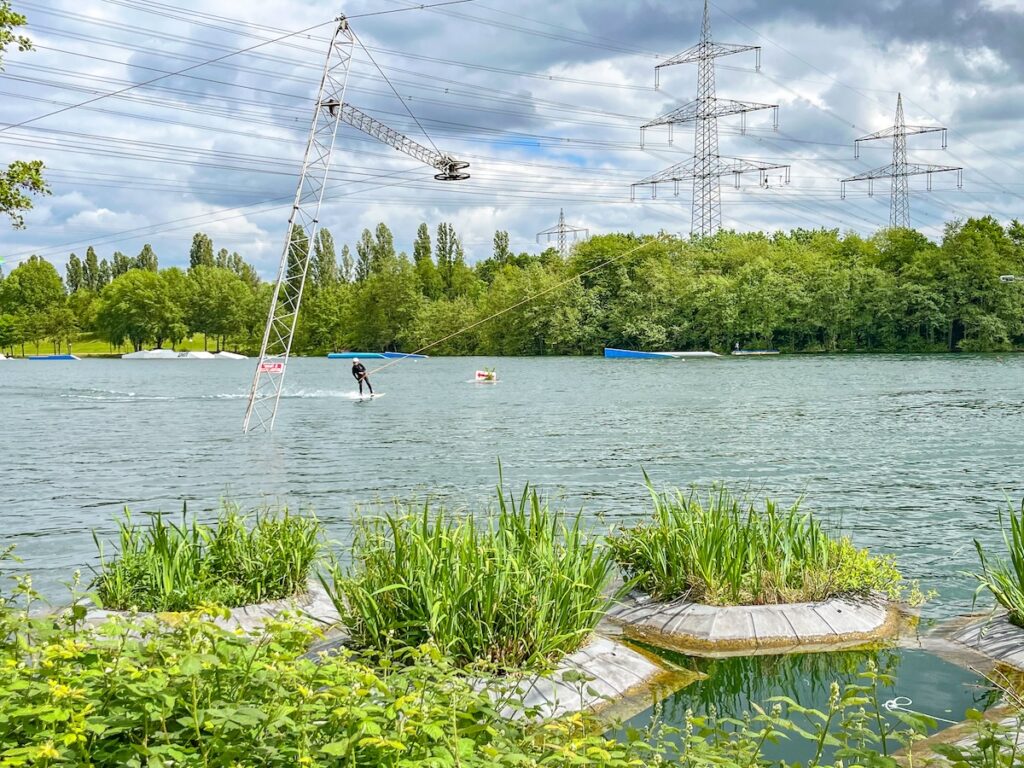 NRW-Tagesausflug für sportliche Paare: die Wasserskianlage in Langenfeld