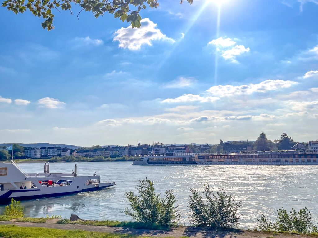 Ausflugsboote und Flusskreuzfahrtschiffe vor Linz auf dem Rhein